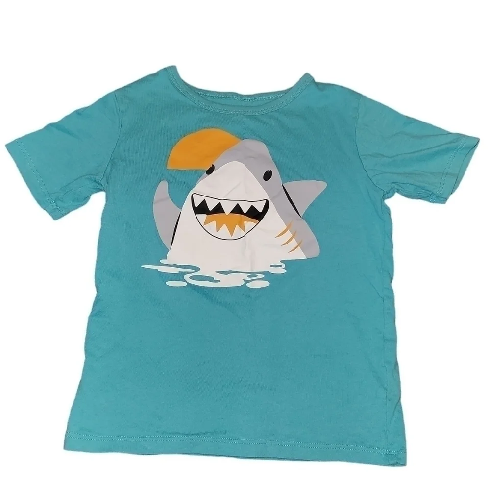 The children’s place size 5T short sleeve shark graphic tee shirt
